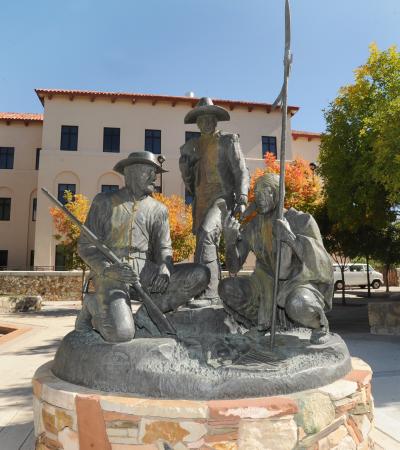 Picture of "The Traders" statue